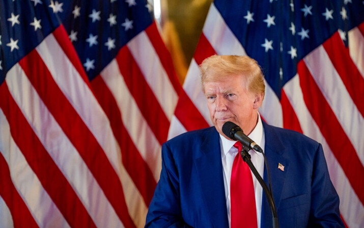 El expresidente y candidato presidencial republicano Donald Trump habla durante una rueda de prensa en la Torre Trump, en Nueva York, el 31 de mayo de 2024. (David Dee Delgado/Getty Images)