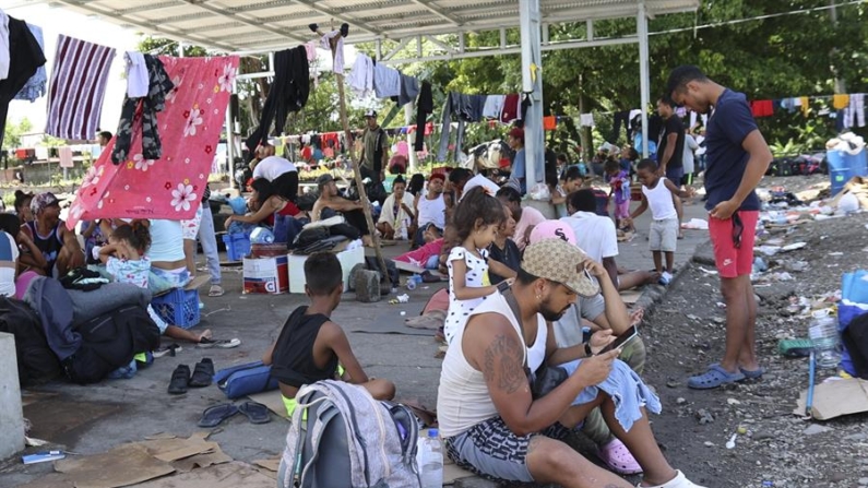 Migrantes descansan en un albergue en Paso Canoas (Costa Rica). Imagen de archivo. EFE/Marcelino Rosario