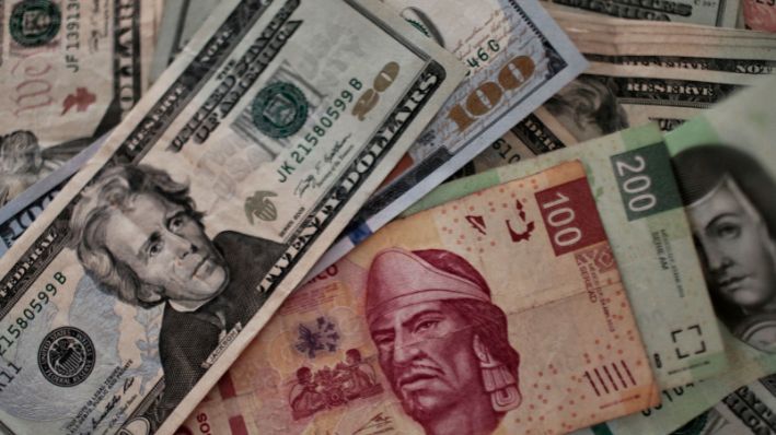 Billetes de pesos mexicanos y dólares estadounidenses en la Ciudad de México, el 19 de enero de 2017. (PEDRO PARDO / AFP) 