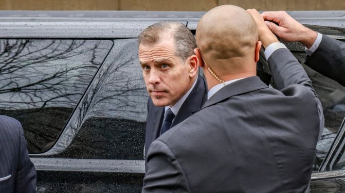 Hunter Biden llega al edificio de oficinas de la Casa Thomas P. O'Neil Jr. para una declaración a puerta cerrada en Washington, el 28 de febrero de 2024. (Jemal Countess/Getty Images)