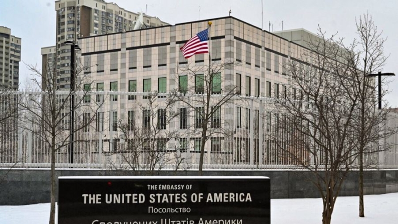 El edificio de la Embajada de EEUU en Kiev, Ucrania, el 24 de enero de 2022. (Sergei Supinsky/AFP vía Getty Images)