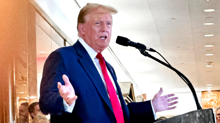 El expresidente Donald Trump habla con los medios de comunicación en la Torre Trump, un día después de ser declarado culpable de los 34 delitos graves, en Nueva York el 31 de mayo de 2024. (Juliette Fairley/The Epoch Times)