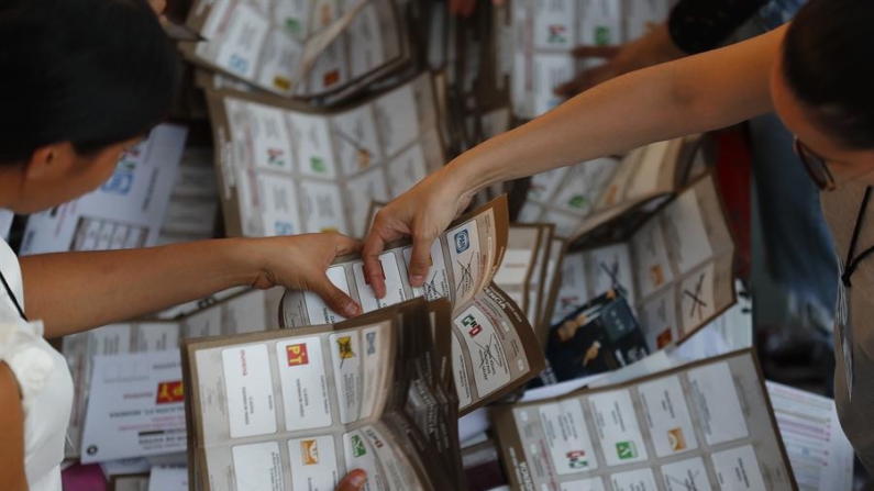 Funcionarios realizan el conteo de votos de las elecciones generales mexicanas el 2 de junio de 2024, en un colegio electoral en Guadalajara (México). EFE/ Francisco Guasco