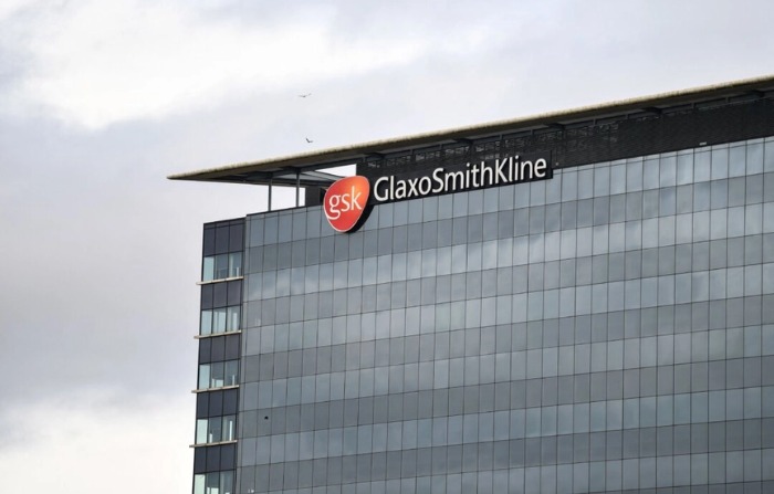 El logotipo de la multinacional farmacéutica británica GlaxoSmithKline en la parte superior de su sede, en Londres, el 2 de febrero de 2022.  (Justin Tallis/AFP via Getty Images)