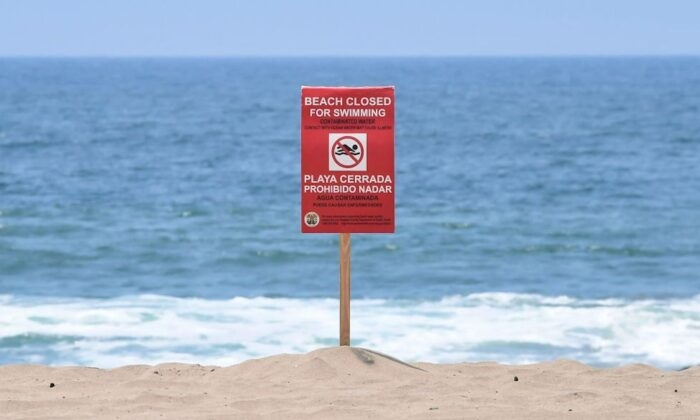 Un cartel indica que la playa está cerrada al baño en el condado de Los Ángeles, California, el 13 de julio de 2021. (Frederic J. Brown/AFP vía Getty Images)