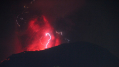 Monte Ibu de Indonesia entra en erupción tres veces, arrojando lava y nubes de ceniza gris