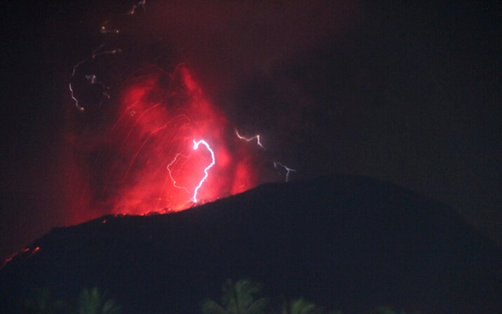 El cielo nocturno resplandece mientras el monte Ibu arroja materiales volcánicos durante una erupción en la isla de Halmahera, Indonesia, el 6 de junio de 2024. (Badan Geologi vía AP)