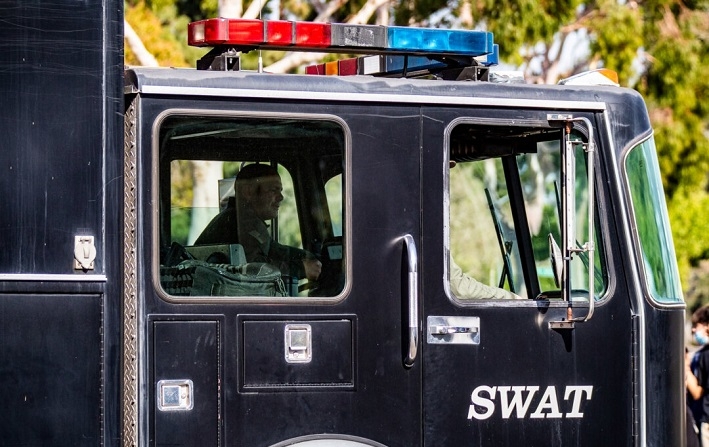 Un equipo SWAT realiza una operación en Santa Ana, California, el 10 de marzo de 2022. (John Fredricks/The Epoch Times)
