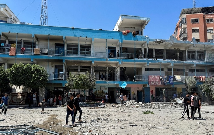 Palestinos inspeccionan el lugar de un ataque israelí contra una escuela de la UNRWA, en medio del conflicto entre Israel y Hamás, en el campo de refugiados de Nuseirat, en el centro de la Franja de Gaza, el 6 de junio de 2024. (Doaa Rouqa / Reuters)
