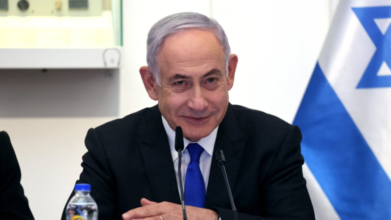 El primer ministro israelí Benjamin Netanyahu asiste a una reunión del gabinete en el Museo de las Tierras de la Biblia en Jerusalén el 5 de junio de 2024. (GIL Cohen-Magen/Pool/AFP vía Getty Images)