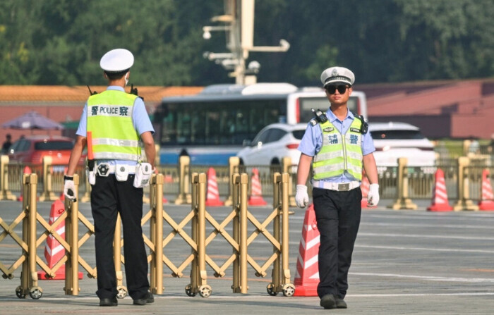 Policías en la plaza de Tiananmen de Beijing el 4 de junio de 2024. (Adek BERRY/AFP vía Getty Images)