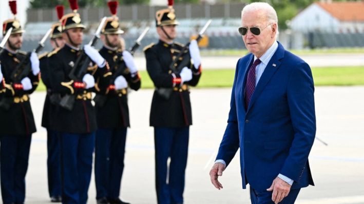 El presidente Joe Biden después de desembarcar del Air Force One a su llegada al aeropuerto de París Orly en Francia, el 5 de junio de 2024. (Saul Loeb/AFP vía Getty Images)
