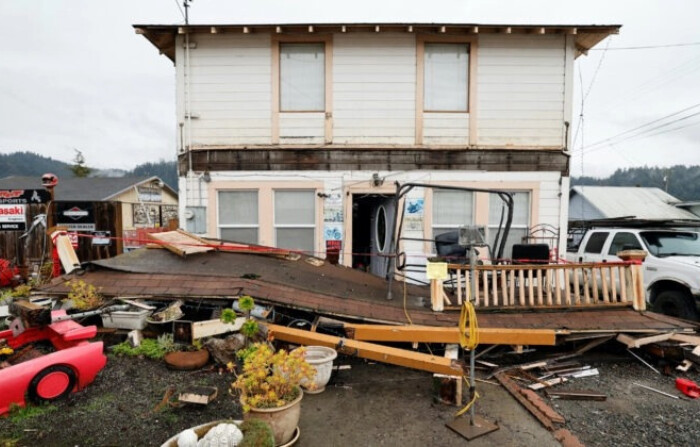El balcón derrumbado de una casa tras un terremoto de magnitud 6.4 en el norte de California, en Rio Dell, California, el 20 de diciembre de 2022. (Fred Greaves/Reuters)