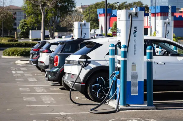 Una estación de carga de vehículos eléctricos en Irvine, California, el 28 de noviembre de 2023. (John Fredricks/The Epoch Times)