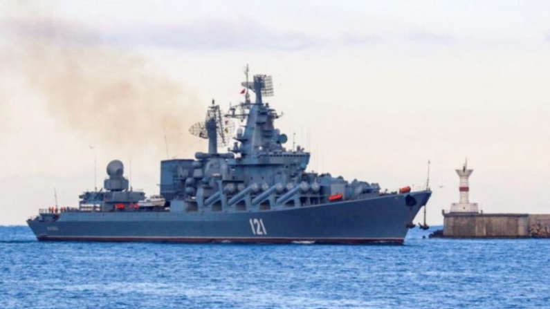 El crucero de misiles guiados Moskva de la Armada rusa navega de regreso a un puerto de Sebastopol, Crimea, el 16 de noviembre de 2021. (Alexey Pavlishak/Reuters)