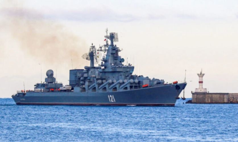 El crucero de misiles guiados Moskva de la Armada rusa navega de regreso a un puerto de Sebastopol, Crimea, el 16 de noviembre de 2021. (Alexey Pavlishak/Reuters)