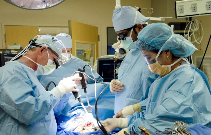 Los médicos realizan una cirugía a corazón abierto a un paciente joven en el Children's Hospital de Los Ángeles, California, el 24 de marzo de 2008. (Bob Riha, Jr./Children's Hospital Los Angeles vía Getty Images)