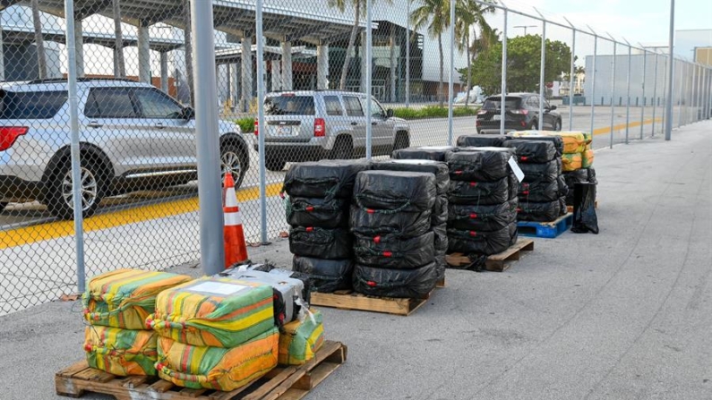 Fotografía divulgada por la división Sureste de la Guardia Costera estadounidense (USCG Southeast) donde se muestran bultos con más de 4800 libras (2180 kilos) de cocaína, valoradas en la calle en más de 63 millones de dólares, descargados este jueves 6 de junio de 2024 en Port Everglades ubicado en Fort Lauderdale, Florida (EE.UU.). EFE/USCG Southeast