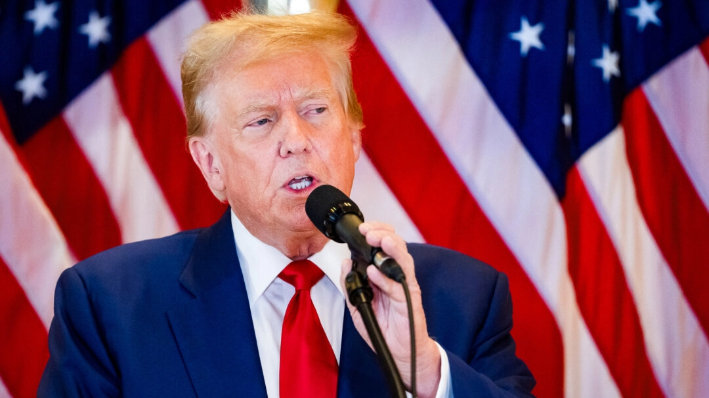 El expresidente y candidato presidencial republicano Donald Trump habla durante una rueda de prensa en la Torre Trump de Nueva York el 31 de mayo de 2024. (David Dee Delgado/Getty Images)