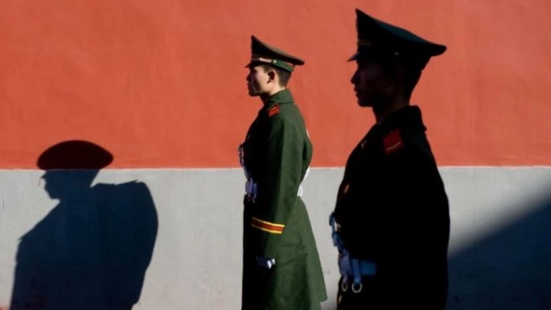 Miembros de la policía china montan guardia en Beijing, China, el 17 de noviembre de 2009. (Saul Loeb/AFP/Getty Images)