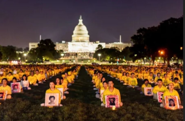 Practicantes de Falun Gong participan en una vigilia con velas en memoria de los practicantes de Falun Gong fallecidos a causa de los 24 años de persecución del PCCh, en el National Mall de Washington, el 20 de julio de 2023. (Samira Bouaou/The Epoch Times)