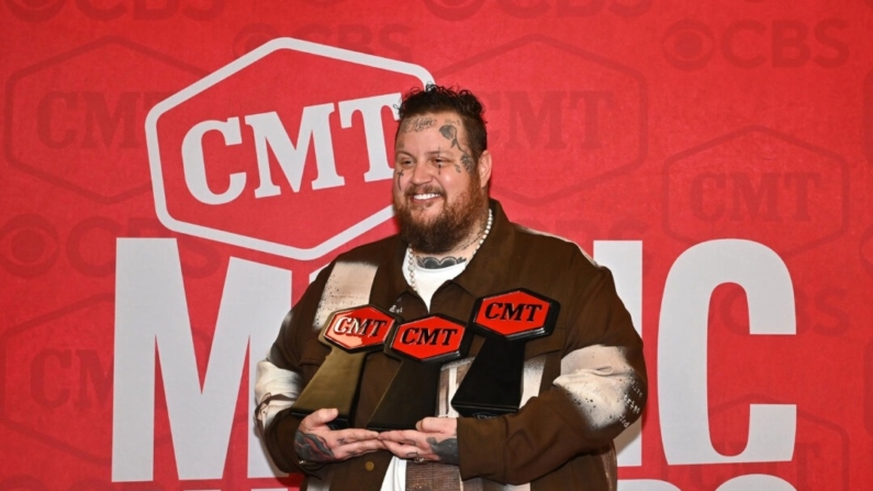 Jelly Roll, ganador de los premios CMT a la Actuación del Año, Video Masculino del Año y Video del Año posa en la sala de prensa durante los CMT Music Awards 2024 en el Moody Center de Austin, Texas, el 7 de abril de 2024. (Chris Saucedo/Getty Images)