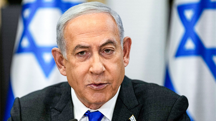 El primer ministro de Israel, Benjamin Netanyahu, preside una reunión del gabinete en la base militar de Kirya en Tel Aviv, Israel, el 24 de diciembre de 2023. (Ohad Zwigenberg/Pool/AFP vía Getty Images)