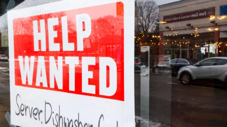 Un cartel de "Se busca ayuda" cuelga del escaparate de un restaurante, en Medford, Massachusetts, el 25 de enero de 2023. (Brian Snyder/Reuters)