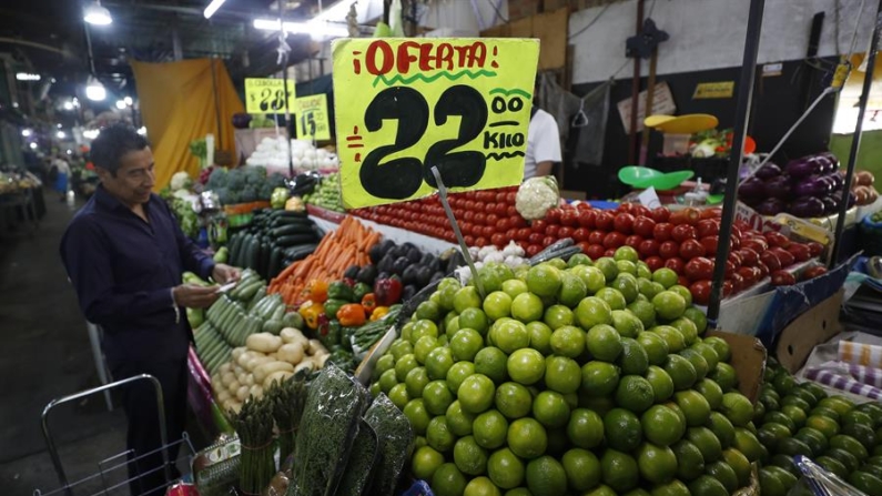 Una persona compra productos en el mercado de Jamaica de la Ciudad de México (México). Fotografía de archivo. EFE/Sashenka Gutiérrez
