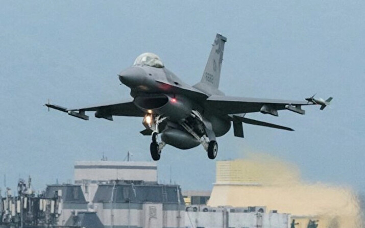 Un caza F-16 de la Fuerza Aérea de Taiwán a punto de aterrizar en una base aérea de Hualien, en el este de Taiwán, el 24 de mayo de 2024. (Yasuyoshi Chiba/AFP)