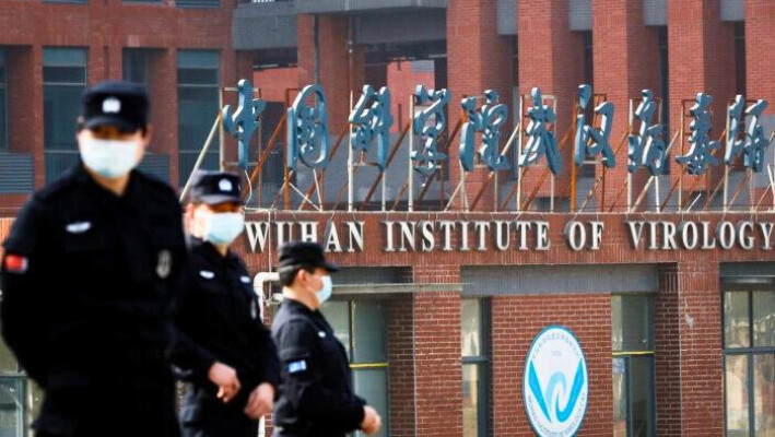 El personal de seguridad vigila fuera del Instituto de Virología de Wuhan durante la visita del equipo de la Organización Mundial de la Salud encargado de investigar los orígenes del COVID-19, en Wuhan, provincia de Hubei, China, el 3 de febrero de 2021. (Thomas Peter/Reuters)