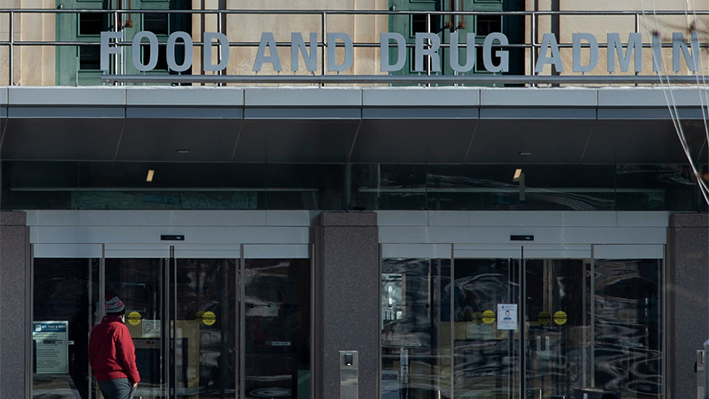 Vista del campus de White Oak de la Administración de Alimentos y Medicamentos el 17 de diciembre de 2020, en Silver Spring, Maryland. (BRENDAN SMIALOWSKI/AFP vía Getty Images)