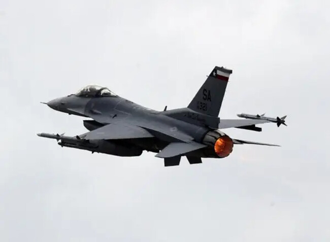 Un caza F-16 de la Fuerza Aérea de EE.UU. despega de una base aérea en Natal, Brasil, el 20 de noviembre de 2018. (Paulo Whitaker/Reuters)
