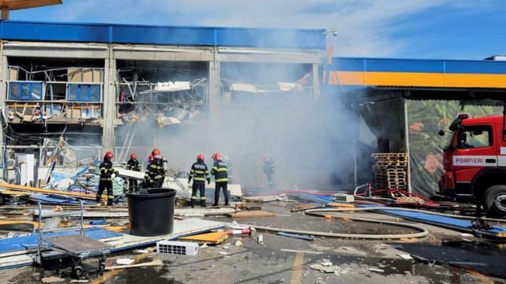 Los bomberos trabajan en el lugar de una explosión en una cadena de tiendas de artículos para el hogar en Botosani, Rumanía, el 7 de junio de 2024. (Servicios de Emergencia rumanos/ISU Botosani vía AP)