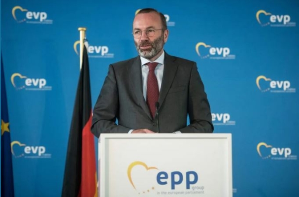 El presidente del grupo de centro-derecha del Partido Popular Europeo (PPE) Manfred Weber se dirige a una rueda de prensa conjunta durante la reunión de la Mesa de los Grupos del PPE (Partido Popular Europeo) en Berlín, el 9 de septiembre de 2021. (Stefanie Loos/AFP vía Getty Images)