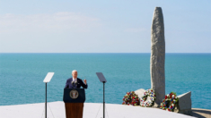 Biden llama a defender la democracia en un discurso en Normandía