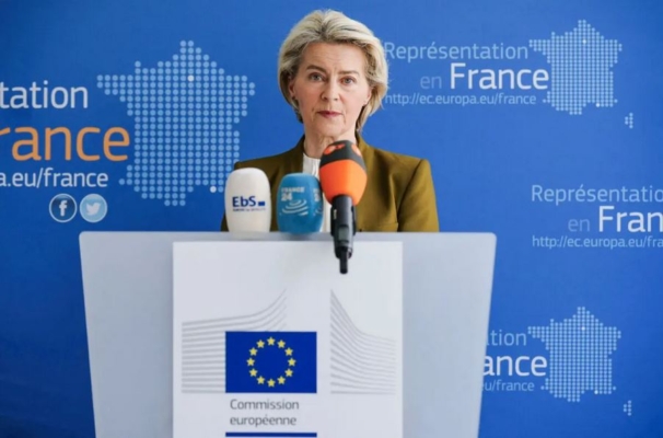 La Presidenta de la Comisión Europea, Ursula von der Leyen, pronuncia un discurso ante la prensa en la representación francesa de la Comisión Europea en París el 6 de mayo de 2024. (Dimitar Dilkoff/AFP vía Getty Images)