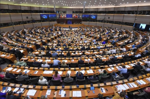 Eurodiputados participan en una votación en el Parlamento de la Unión Europea, en Bruselas, el 22 de junio de 2022. (John Thys/AFP vía Getty Images)