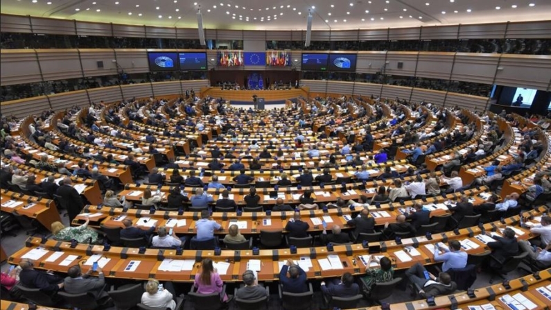 Eurodiputados participan en una votación en el Parlamento de la Unión Europea, en Bruselas, el 22 de junio de 2022. (John Thys/AFP vía Getty Images)