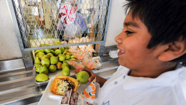 Un trabajador de la cafetería supervisa los almuerzos de los niños de la escuela primaria Normandie Avenue en el centro sur de Los Ángeles, California, el 2 de diciembre de 2010. (Mark Ralston/AFP vía Getty Images)