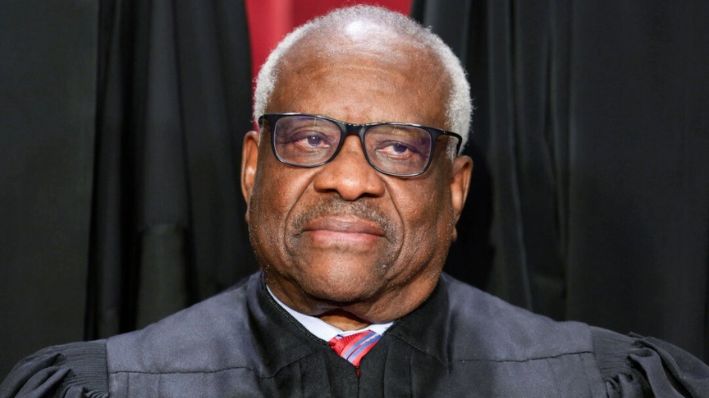 El juez adjunto de la Corte Suprema, Clarence Thomas, posa para un retrato oficial en la Sala de Conferencias Este del edificio de la Corte Suprema, en Washington, el 7 de octubre de 2022. (Alex Wong/Getty Images)