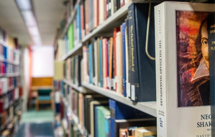 Los libros se alinean en los estantes de la Biblioteca de la Universidad Rice en Houston, Texas, el 26 de abril de 2022. (Brandon Bell/Getty Images)