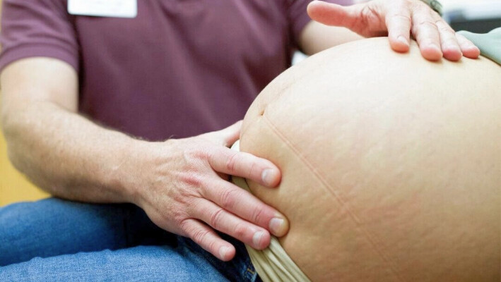 Un médico examina a una mujer embarazada en un centro de salud en Denver, Colorado, el 15 de marzo de 2017. (Jason Connolly/AFP vía Getty Images)