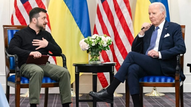 El presidente de Estados Unidos, Joe Biden (d), y el presidente de Ucrania, Volodimir Zelenski (i), mantienen una reunión bilateral en el Hotel Intercontinental de París el 7 de junio de 2024. (Saul Loeb/AFP vía Getty Images)