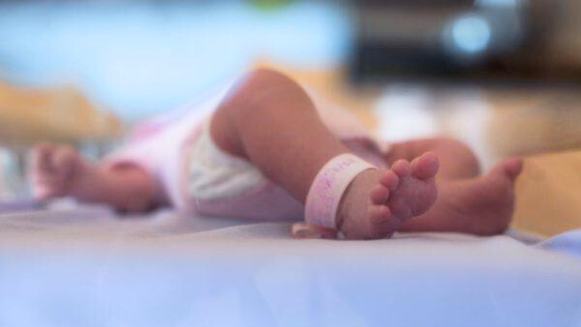 Los pies de un bebé recién nacido en el hospital Argenteuil en un suburbio de París, Francia.