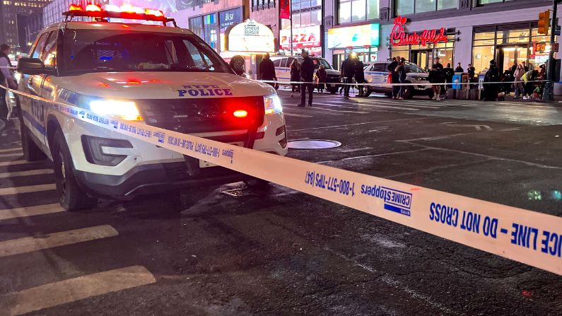 Los oficiales de policía permanecen detrás de un cordón después de un tiroteo fatal en la ciudad de Nueva York el 9 de febrero de 2023. (PETER GERBER / AFP a través de Getty Images)