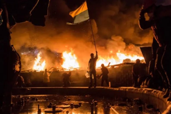 Manifestantes antigubernamentales vigilan el perímetro de la Plaza de la Independencia, conocida como Maidan, en Kiev, Ucrania, el 19 de febrero de 2014. (Brendan Hoffman/Getty Images)