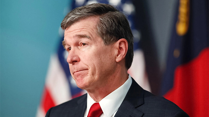 El gobernador de Carolina del Norte, Roy Cooper, en Raleigh, Carolina del Norte, el 2 de junio de 2020. (Ethan Hyman/The News & Observer vía AP)
