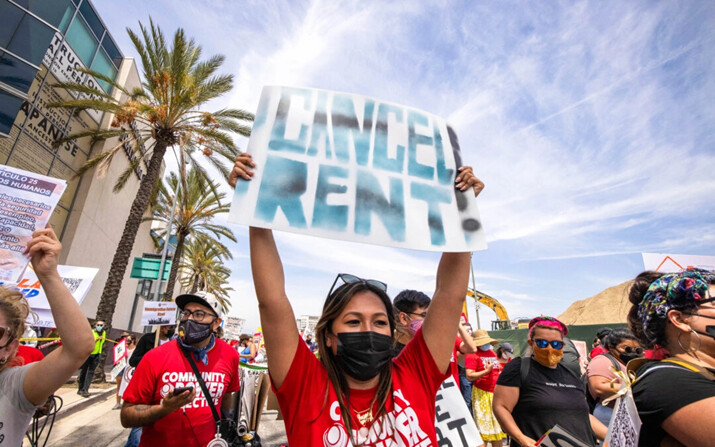 Una mujer pide la cancelación del alquiler en una marcha llevada a cabo el día del trabajo, en Los Ángeles, el 1 de mayo de 2021. (David McNew/AFP vía Getty Images)
