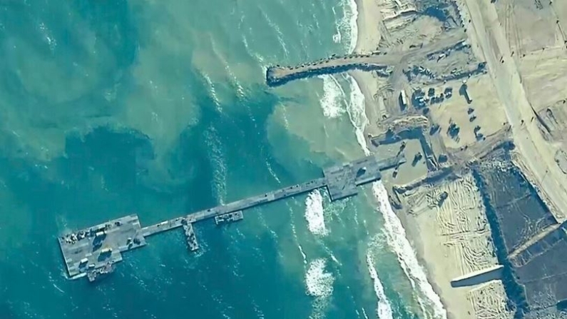 Soldados del Ejército de EE.UU. asignados a la 7ª Brigada de Transporte (Expedicionaria), marineros de la Armada de EE.UU. asignados al Batallón de Construcción Anfibia 1, y las Fuerzas de Defensa de Israel colocando el Muelle Trident en la costa de la Franja de Gaza el 16 de mayo de 2024. (Mando Central de EE.UU. vía AP)